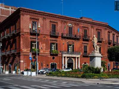 Il suo aspetto rispecchia i classici canoni neoclassici ottocenteschi, anche se colpisce sia la sua grandezza (compresa su tutto un isolato) che lo sfavillante rosso mattone che lo contraddistingue